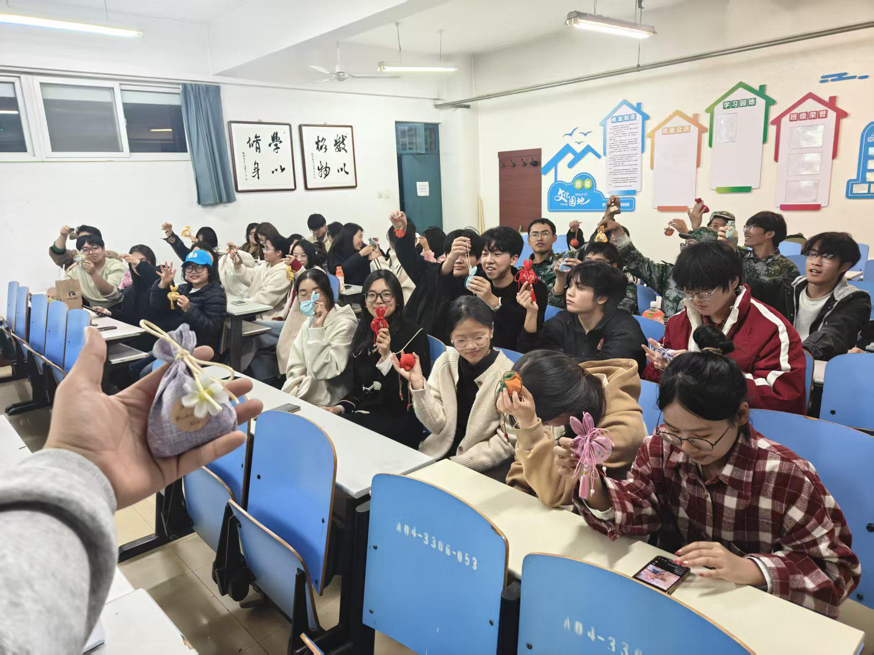 数信学院举办“手作香囊，漫享时光”活动