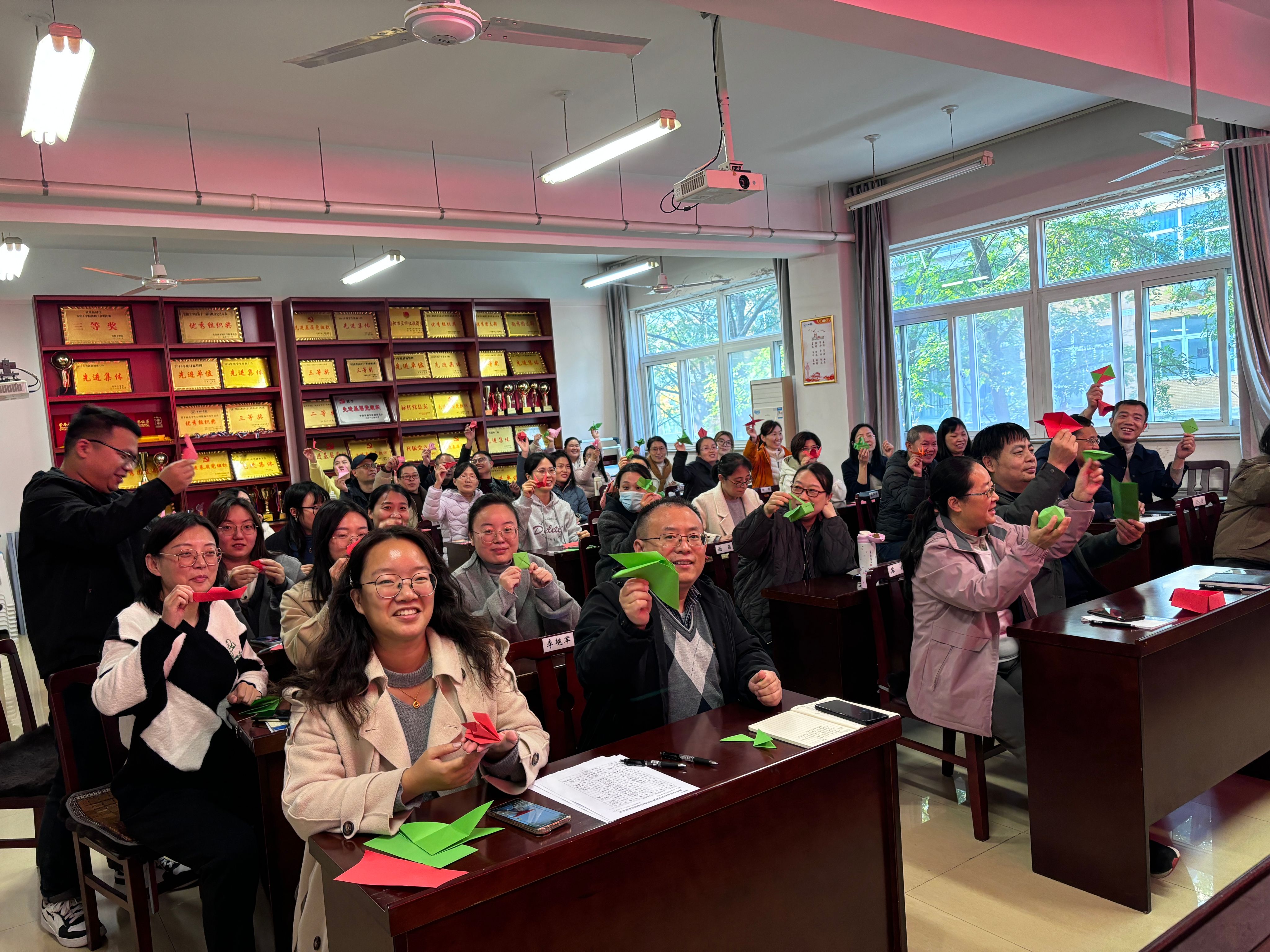 “指尖巧艺，悦享时光” ——数学与信息科学学院分工会举办趣味折纸活动