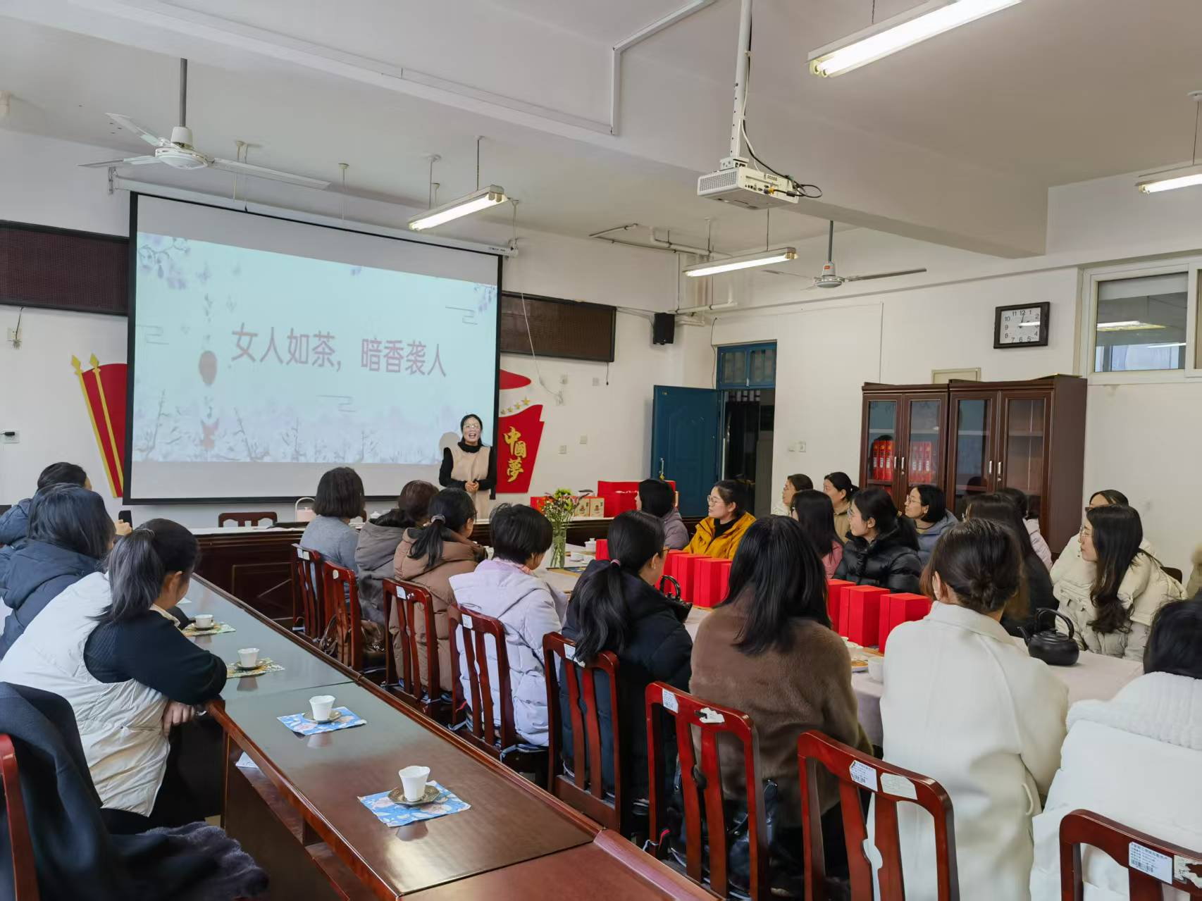 数学与信息科学学院分工会开展三八节茶艺体验活动